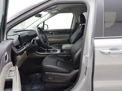 Used 2025 Kia Carnival EX FWD image 5