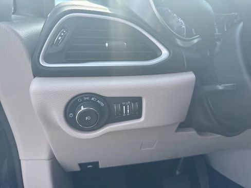 Used 2023 Chrysler Pacifica Touring-L FWD image 24