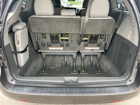 Used 2017 Toyota Sienna XLE FWD image 32