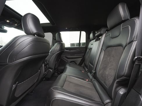 Used 2024 Jeep Grand Cherokee Altitude image 33