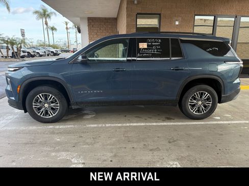 Certified 2025 Chevrolet Traverse LT image 3