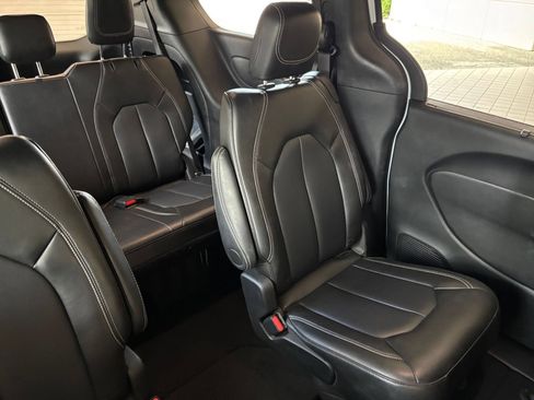 Used 2025 Chrysler Pacifica Select FWD image 36