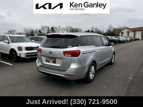 Used 2017 Kia Sedona LX w/ LX Essentials Premium Package image 5