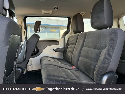 Used 2018 Dodge Grand Caravan SE w/ UConnect Hands-Free Group image 25