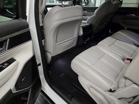 Used 2024 Jeep Wagoneer Series II w/ Flexible Seating Group image 30