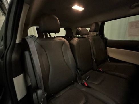 Used 2024 Kia Carnival EX FWD image 20