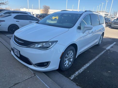 Used 2018 Chrysler Pacifica Touring-L image 4