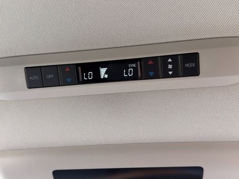 Used 2026 Toyota Sienna XLE FWD image 38