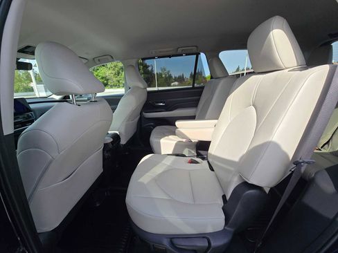Used 2024 Toyota Grand Highlander AWD image 16