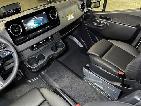 Used 2025 Mercedes-Benz Sprinter 2500 image 40