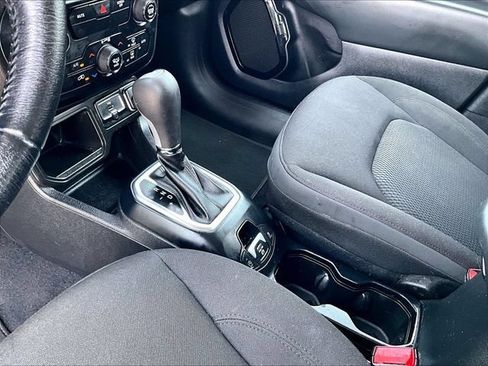 Used 2020 Jeep Renegade Altitude w/ UConnect 8.4 Nav Group FWD image 20