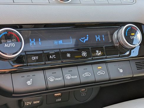 Used 2025 Hyundai Elantra SEL image 19