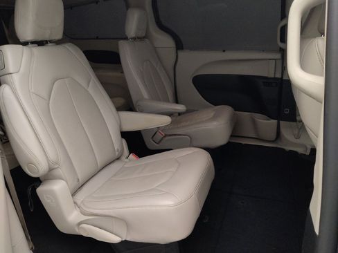 Used 2021 Chrysler Pacifica Touring-L FWD image 19
