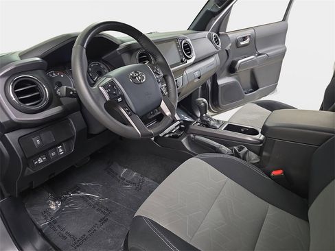 Used 2020 Toyota Tacoma TRD Off-Road image 18