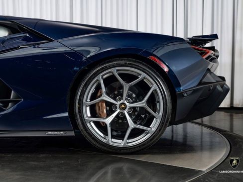 Used 2025 Lamborghini Revuelto image 13