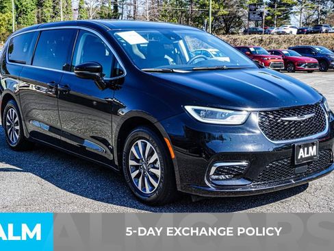 Used 2024 Chrysler Pacifica Select image 3