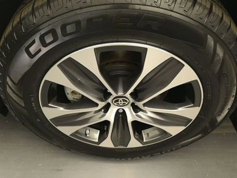 Used 2023 Toyota Highlander XLE AWD/4WD image 15