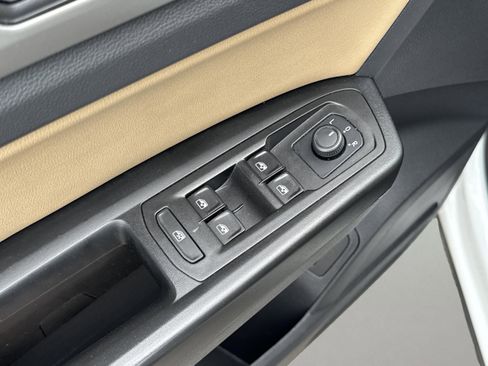 Used 2020 Volkswagen Atlas Cross Sport SE w/ Panoramic Sunroof Package image 19