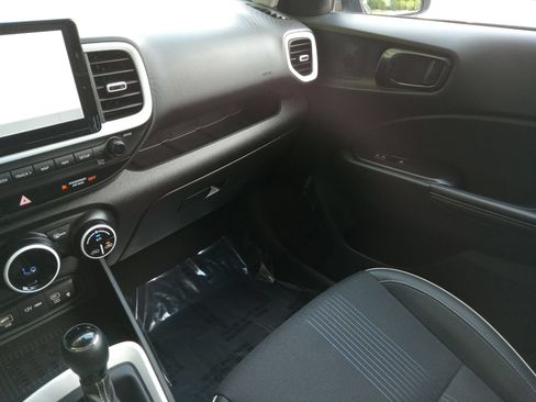 Used 2024 Hyundai Venue Limited FWD image 19