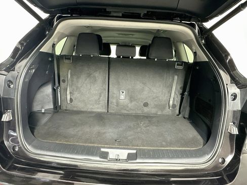 Used 2021 Toyota Highlander LE FWD image 25
