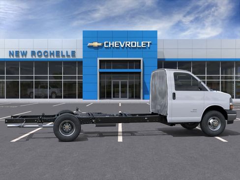 New 2025 Chevrolet Express 4500 Extended w/ Power Convenience Package RWD image 5