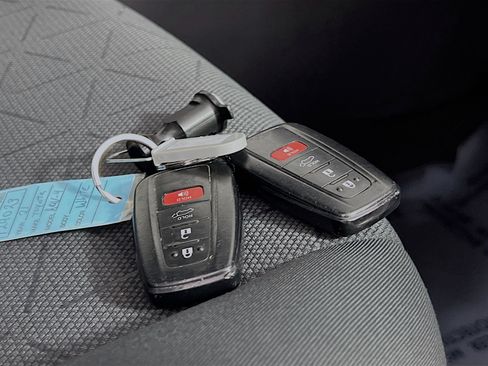 Used 2021 Toyota RAV4 XLE w/ Convenience Package FWD image 36