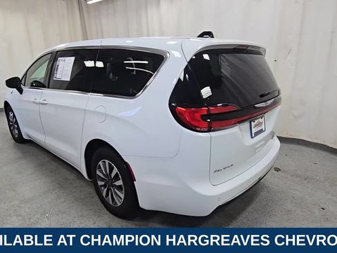 Used 2023 Chrysler Pacifica Touring-L FWD image 9