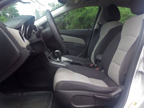 Used 2015 Chevrolet Cruze LS FWD image 16