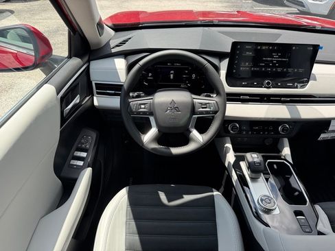 New 2025 Mitsubishi Outlander SE image 18