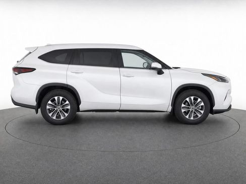 Used 2024 Toyota Highlander XLE AWD/4WD image 6