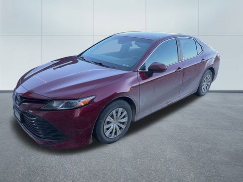 Used 2018 Toyota Camry LE image 3
