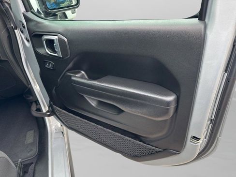 Used 2023 Jeep Wrangler Unlimited Rubicon image 32