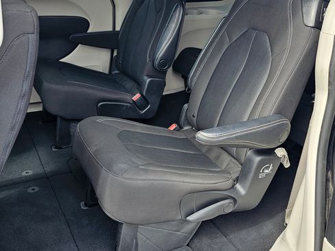 Used 2023 Chrysler Voyager LX image 15