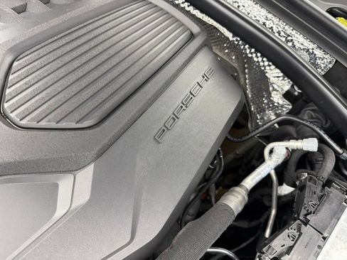 Used 2024 Porsche Macan AWD/4WD image 31