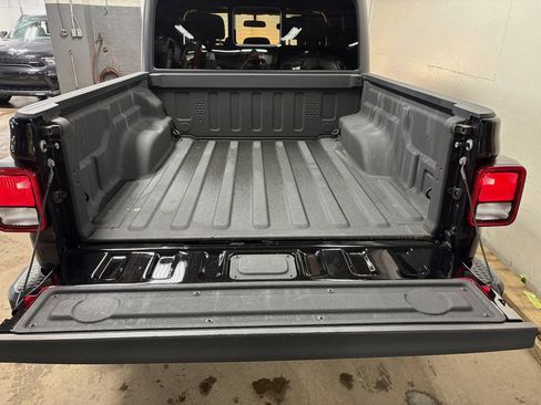 Used 2022 Jeep Gladiator Sport image 9