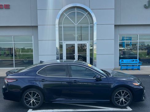 Used 2021 Toyota Camry SE FWD image 1