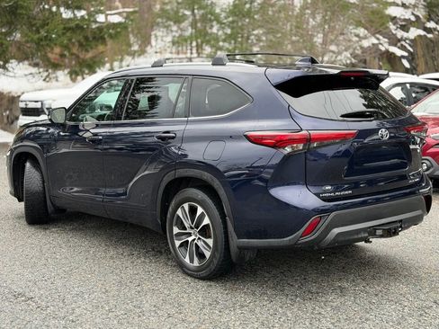 Used 2022 Toyota Highlander XLE image 3