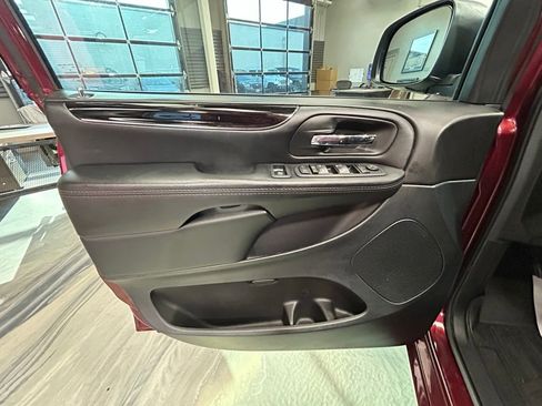 Used 2019 Dodge Grand Caravan SXT image 50