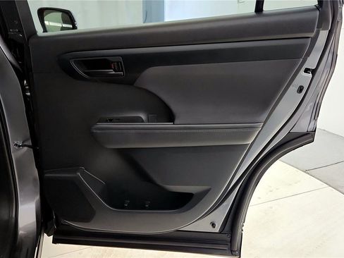 Used 2023 Toyota Highlander L image 18