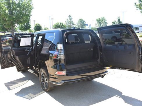Used 2023 Lexus GX 460 Luxury w/ Sport Design Package AWD/4WD image 17