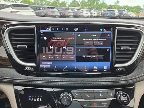 Used 2023 Chrysler Pacifica Limited FWD image 23