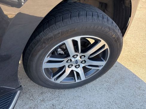 Used 2023 Ford Expedition XLT image 16