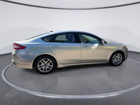 Used 2016 Ford Fusion SE FWD image 3