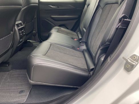Used 2025 Jeep Grand Cherokee Altitude RWD image 16