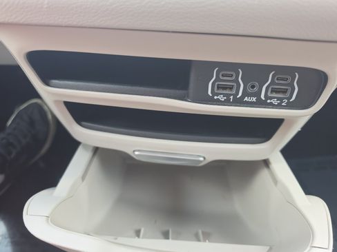 Used 2023 Chrysler Pacifica Touring-L FWD image 28
