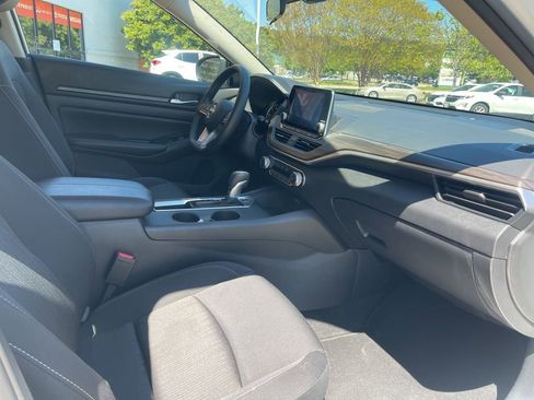 Used 2025 Nissan Altima 2.5 SV FWD image 17