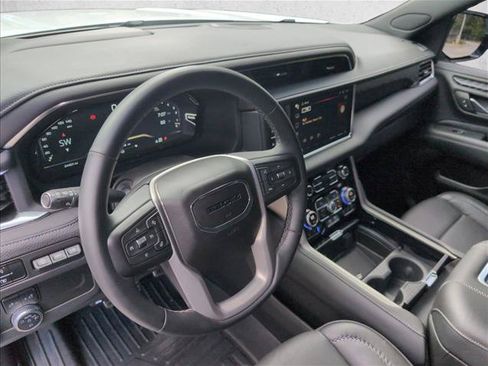 Used 2023 GMC Yukon Denali AWD/4WD image 9