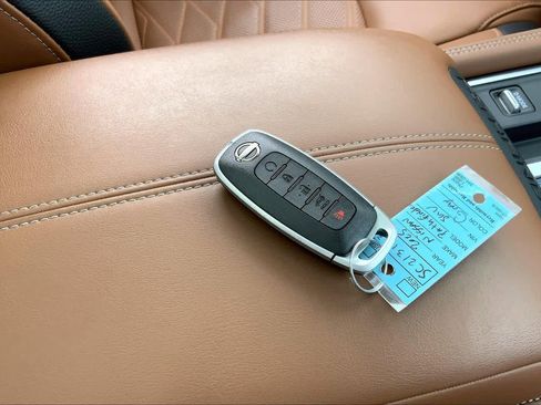 Used 2025 Nissan Pathfinder Platinum image 14