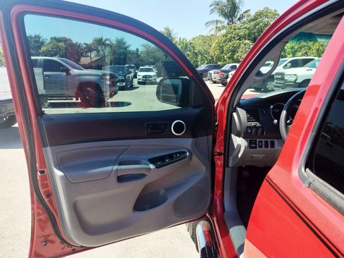 Used 2014 Toyota Tacoma PreRunner w/ SR5 Package image 11