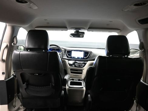 Used 2023 Chrysler Pacifica Touring-L image 42